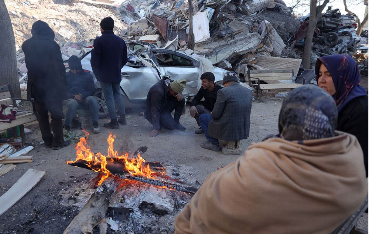 VIDEO/ “Po djegim stola për t’u ngrohur”, shpresat për të mbijetuarit po “shuhen” në Turqi