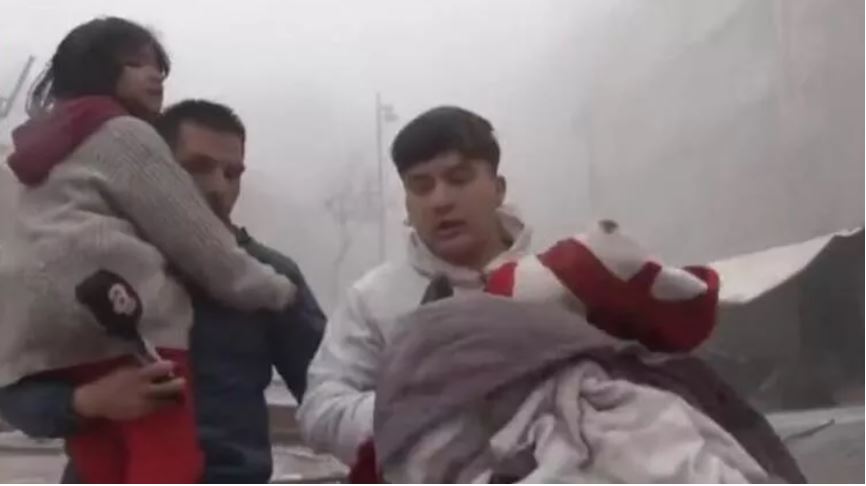 VIDEO/ Ishte në transmetim direkt kur ra tërmeti, momenti kur gazetari shpëton vogëlushen