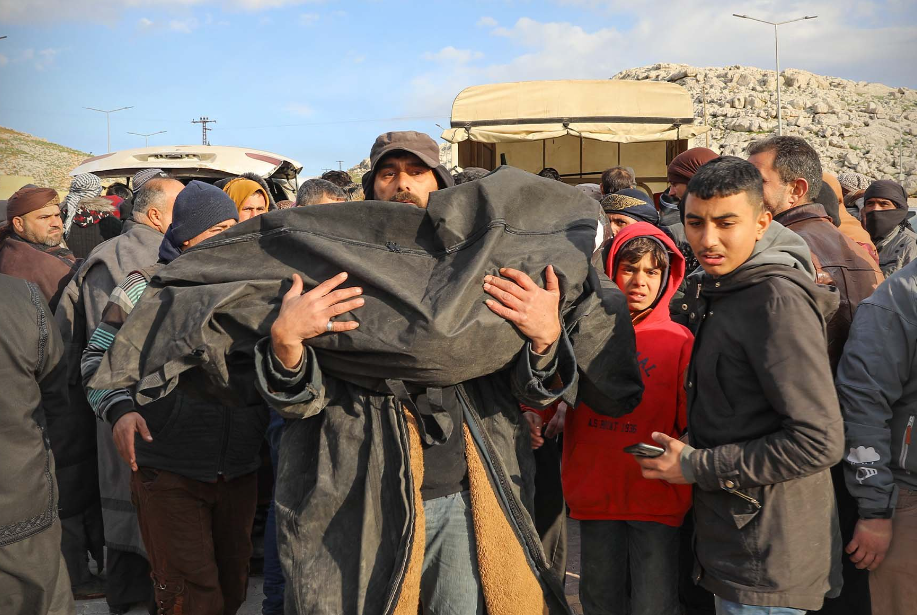 FOTO/ Familjet siriane marrin trupat e të dashurve të tyre që vdiqën në tërmetin masiv
