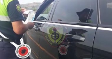 Shoferi pa rrip sigurimi dhe me telefon kaloi “nën hundët” e policit pa u gjobitur, shkarkohet efektivi