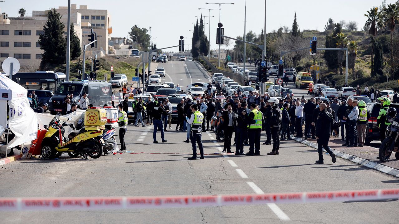 Shoferi përplaset me stacionin e autobuzit në Jerusalem, ndërrojnë jetë dy persona