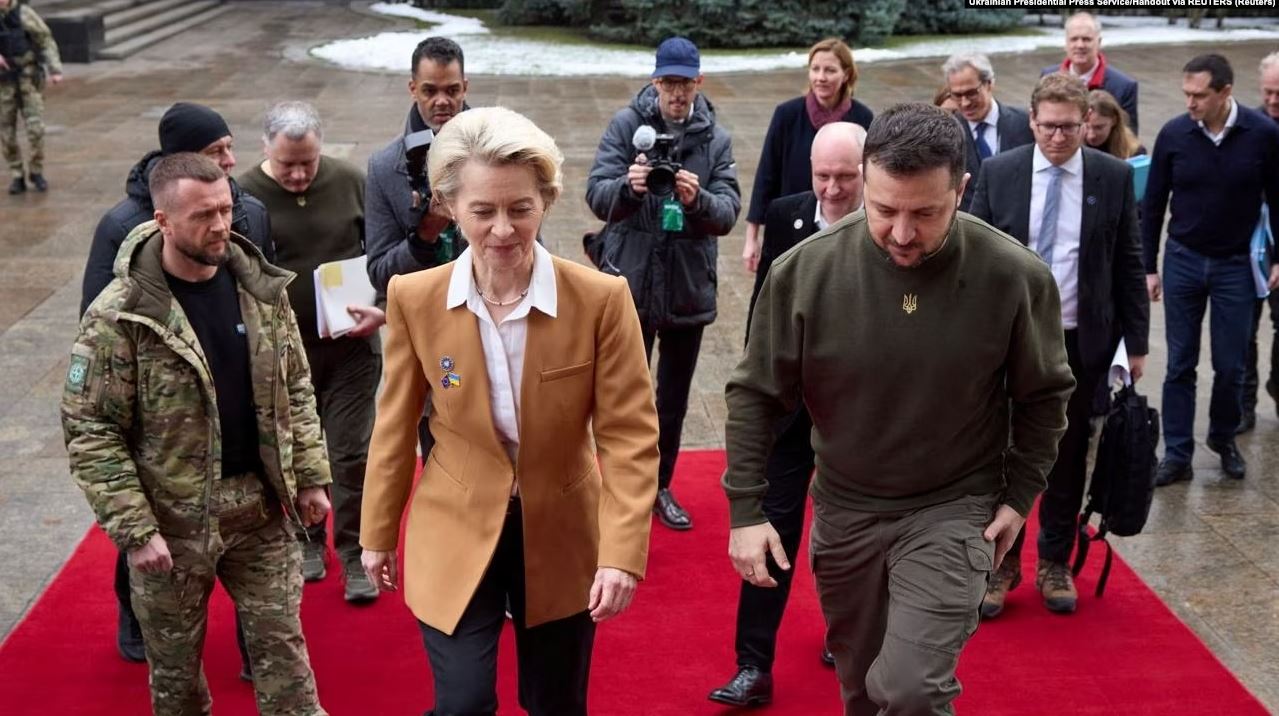 Delegacioni i nivelit të lartë të BE-së arrin në Kiev për Samitin e përbashkët