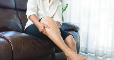 Vuani shpesh nga ngërçet e këmbëve gjatë natës? Ekspertët thonë se kur duhet të shqetësoheni