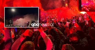 Pamje spektakolare jashtë “Anfield”, shikoni si priten lojtarët e Liverpool