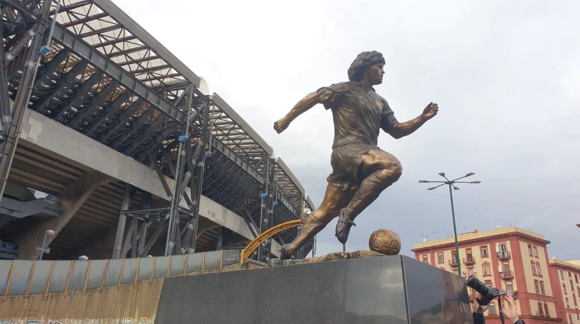 Bashkia e Napolit nuk ka fonde për ta blerë, statuja e Maradonës pritet të përfundojë në Argjentinë
