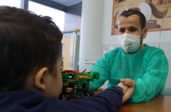 Transplanti i rrallë në Itali: Babai shqiptar i dhuron mushkërinë djalit të tij