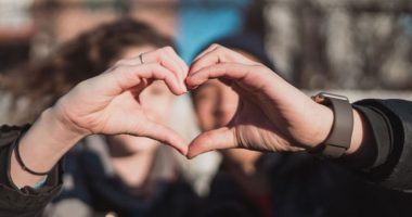 Studimi: Martesa dhe bashkëjetesa mbajnë sheqerin në gjak të ulët