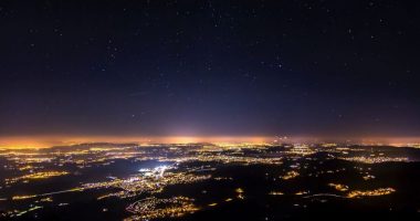 Si po helmon planetin dhe jetët tona ndotja nga drita