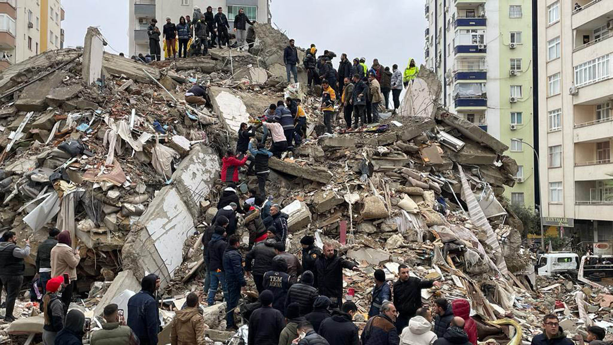 “Askush nuk është gjallë”, shuhen shpresat për të mbijetuar nën rrënojat e tërmetit në Turqi