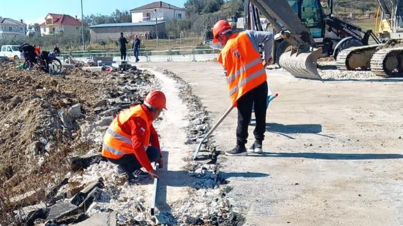 Vijojnë riparimet e trotuareve në disa zona në Tiranë, ja akset ku po punohet aktualisht