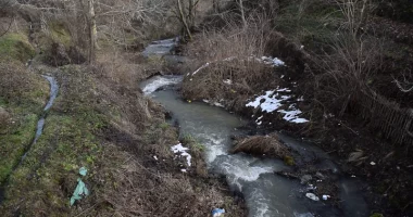 Gjendet një kufomë në një përrua në Bërxullë, dalin informacionet e para