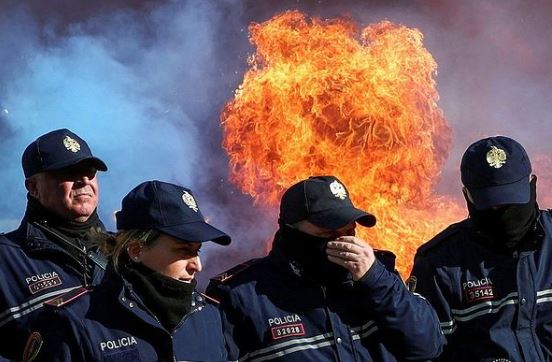 FOTO/ Zjarr, lot dhe simbole, Reuters pasqyron protestën e opozitës