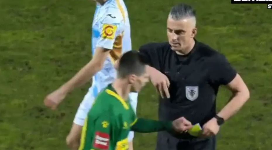 VIDEO/ Ndëshkohet me kartonin e kuq, lojtari gris bllokun e shënimeve të arbitrit