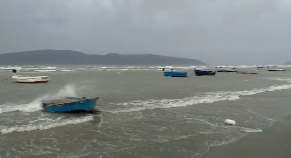 Moti i keq, pezullohet lundrimi për mjetet e vogla në Vlorë