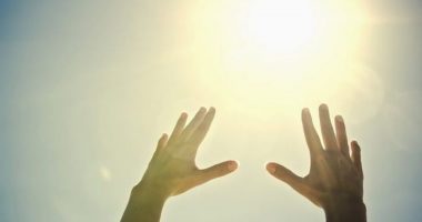 Si të dukemi më të rinj? 9 gjëra që këshillojnë dermatologët