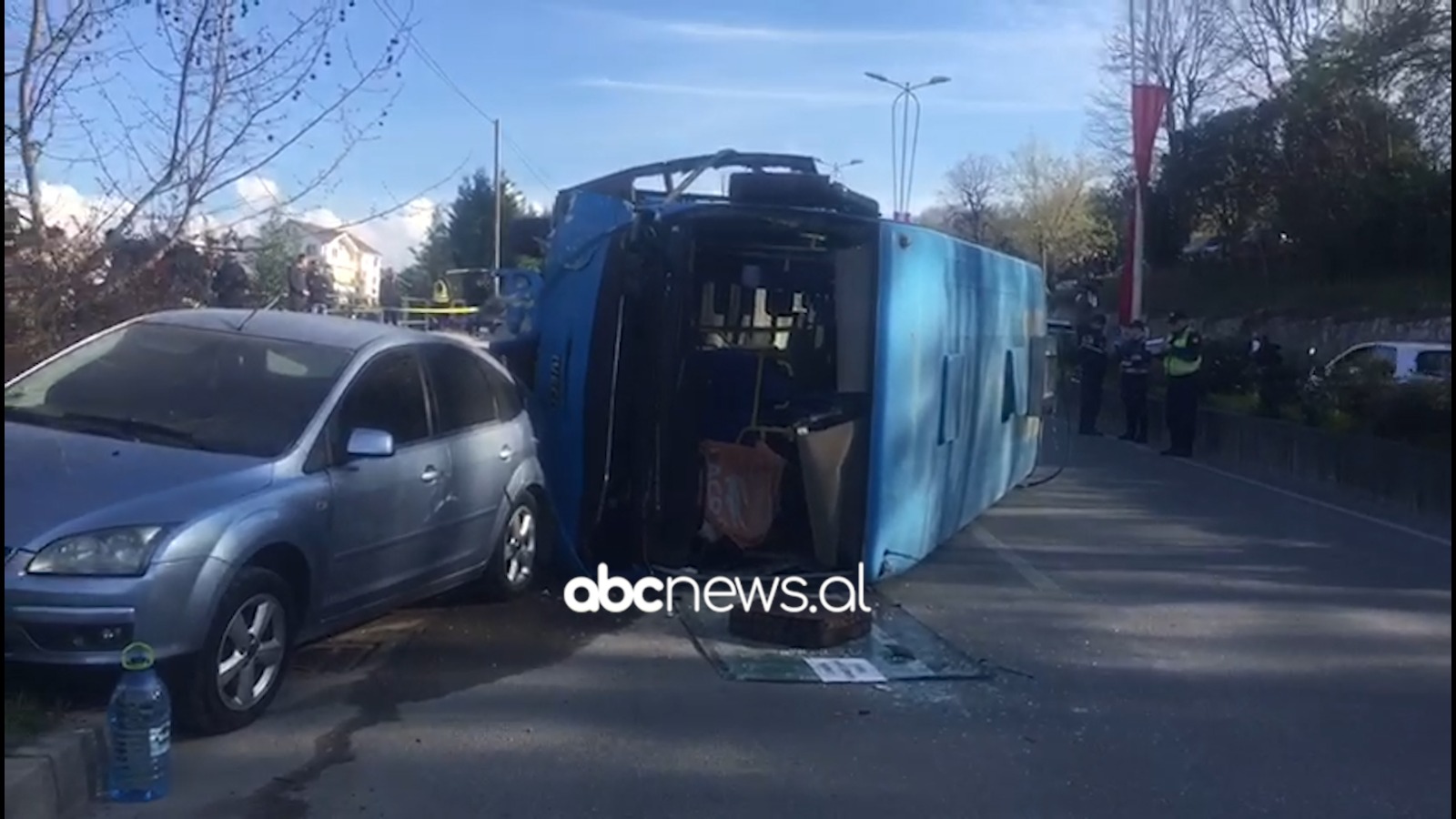 EMRI/Humbi kontrollin e autobusit të Krrabës dhe goditi 2 makina, shoferi i nënshtrohet testit të alkoolit