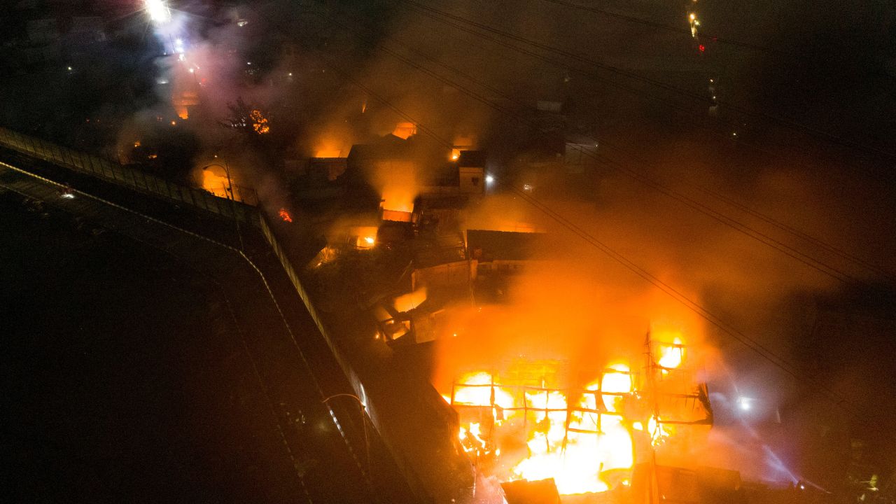 Zjarr i madh në një stacion magazinimi karburanti në Indonezi, 16 humbje jete