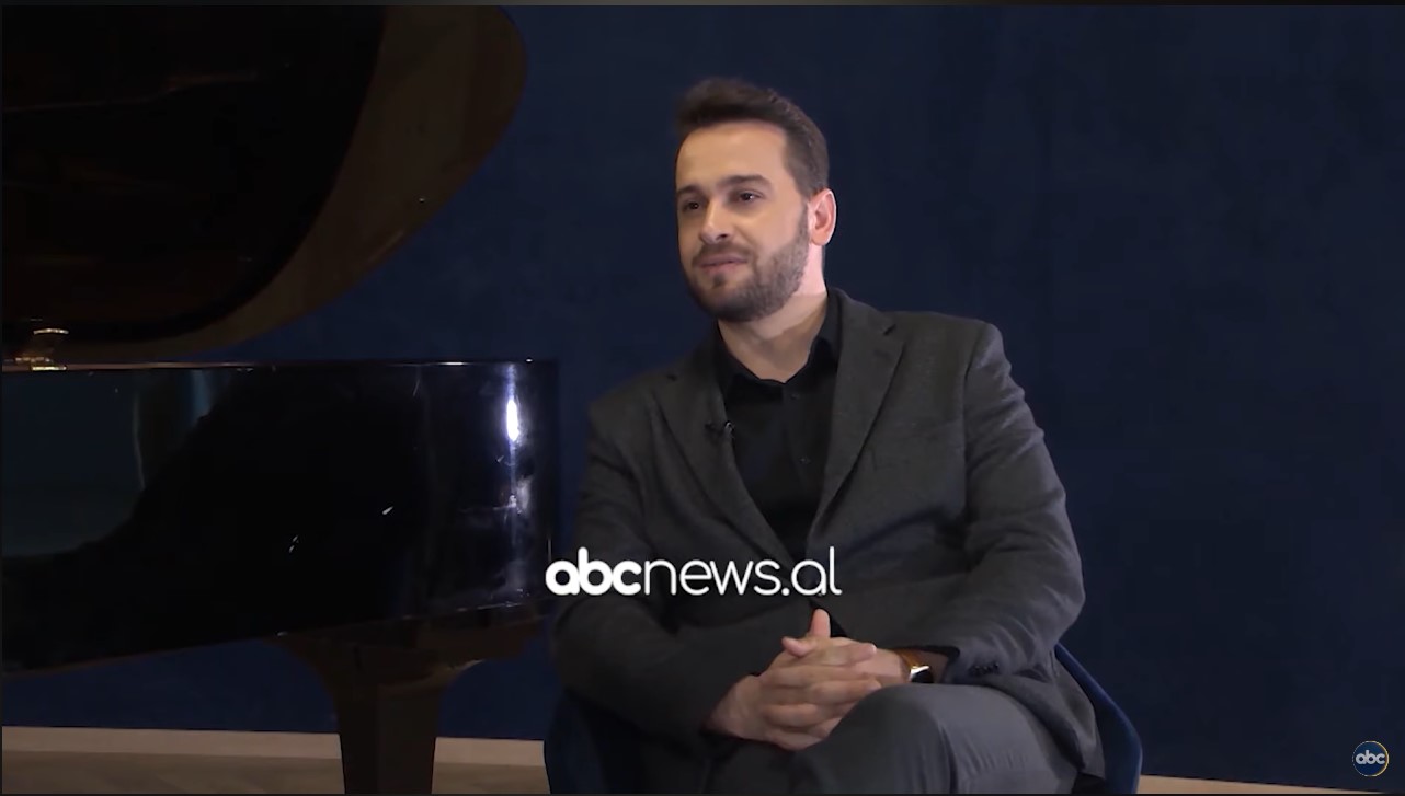 “Dëgjoja Pavarottin që 12 vjeç”, tenori i njohur zbulon fillimet në qytetin e Vlorës: Më impresiononte