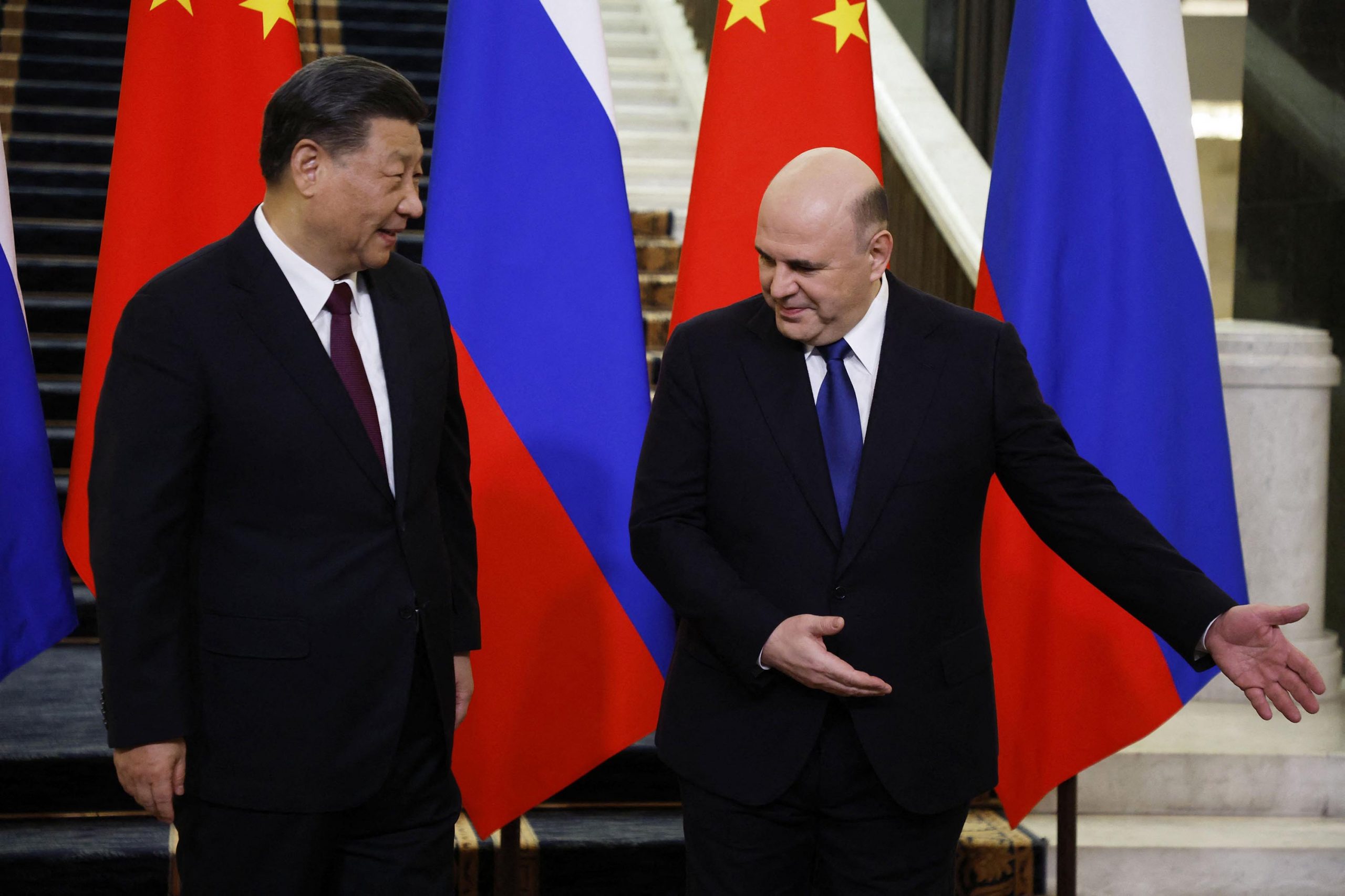 Xi Jinping takohet me kryeministrin rus, i bën thirrje Putinit të vizitojë Kinën