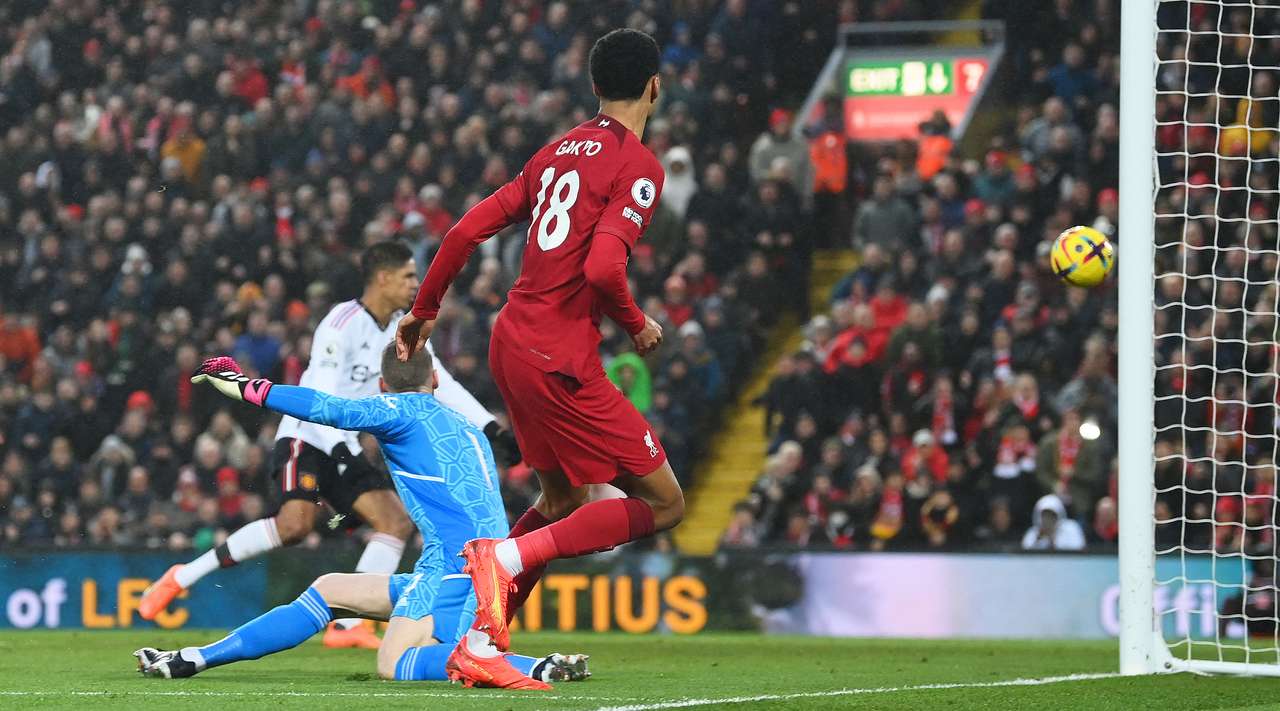 Liverpool turpëron Man United, zona Champions një hap larg