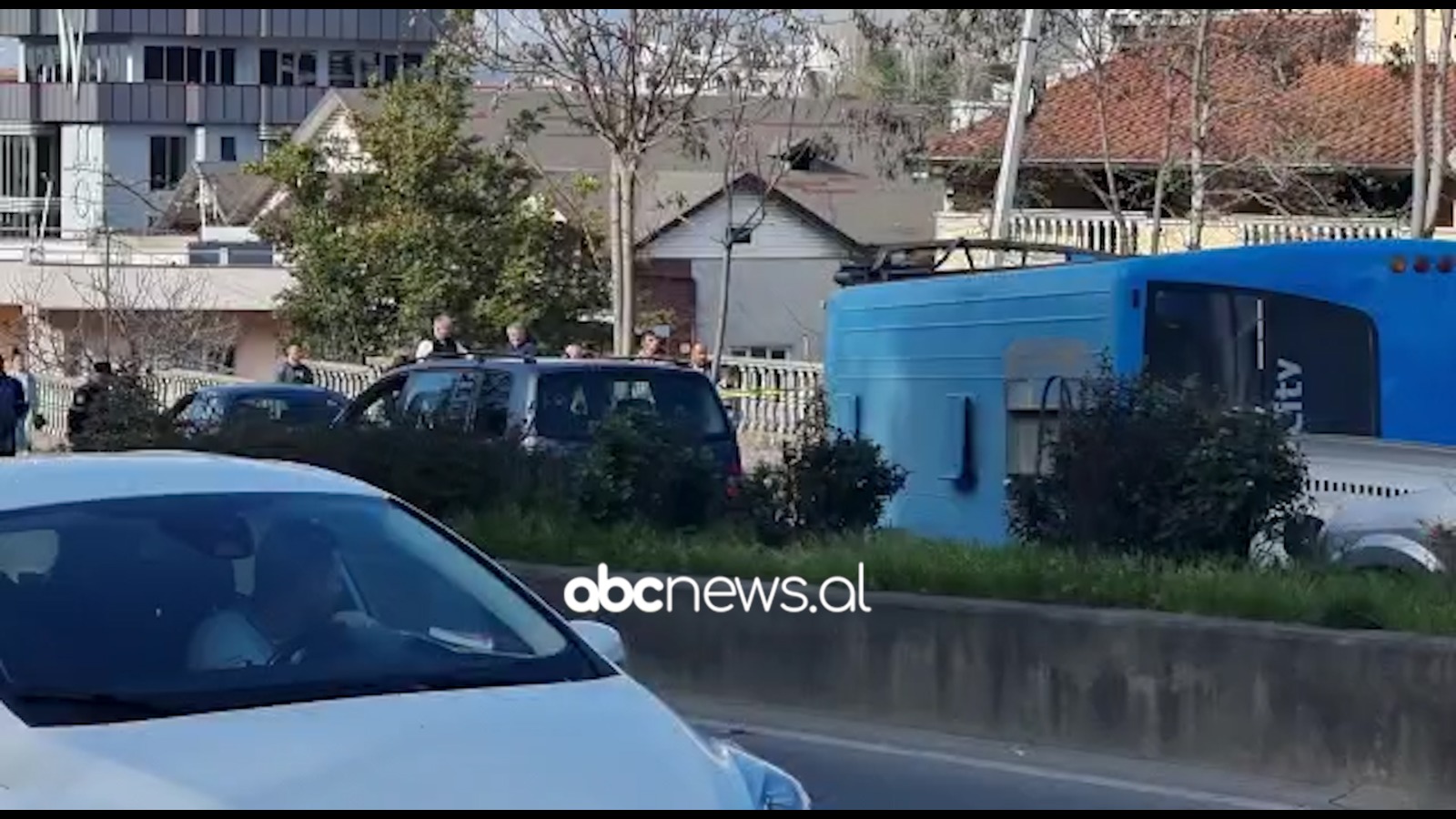 VIDEO/ Dalin pamjet nga aksidenti në Rrugën e Elbasanit, shoferi humbi kontrollin e autobusit të Krrabës