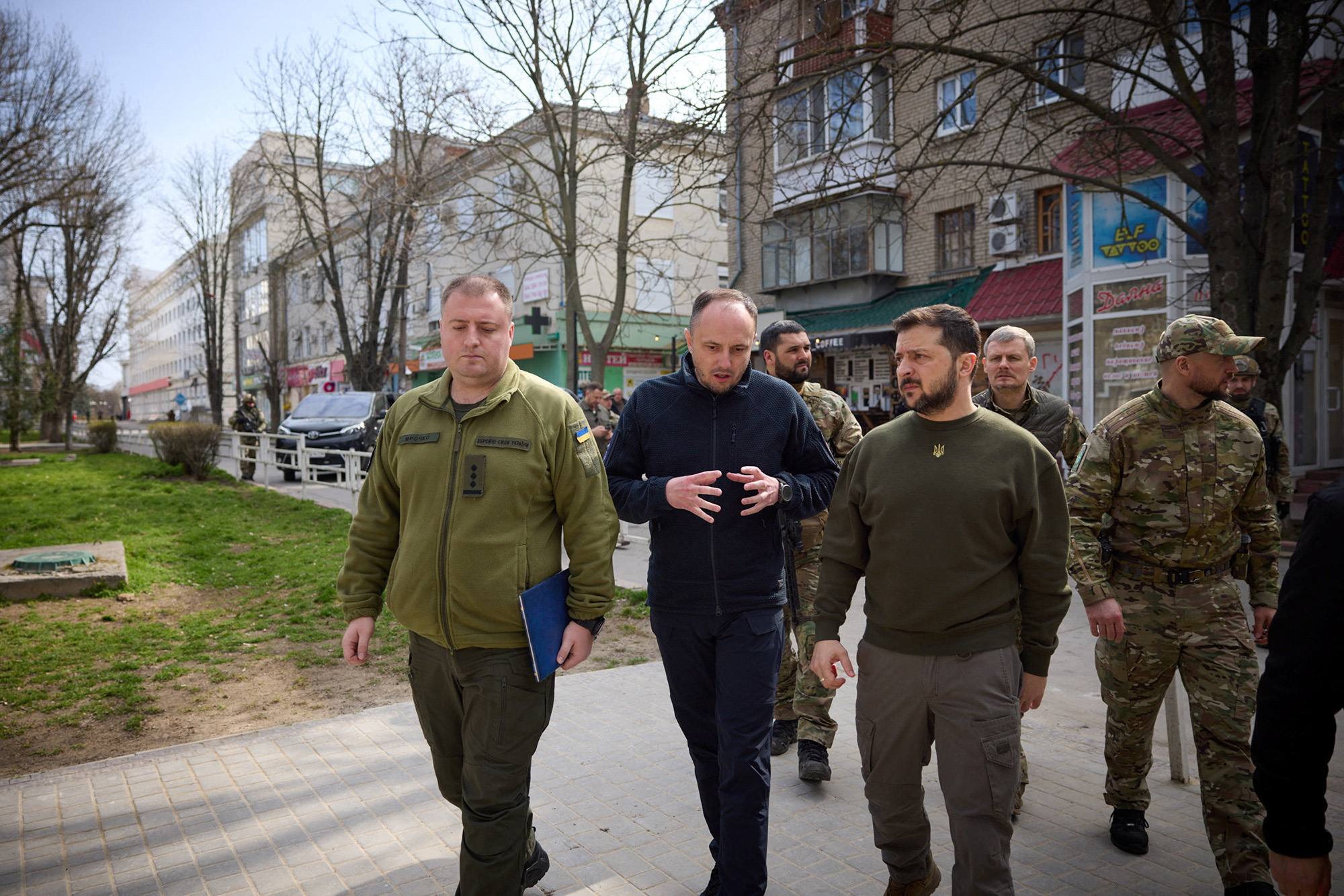 Zelensky viziton vijën e frontit në rajonin e Khersonit