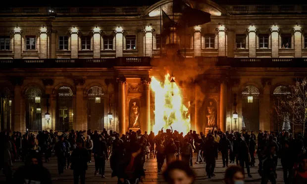 Protestat në Francë/ Përfshihet nga flakët bashkia historike e Bordosë