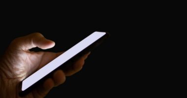 Katër mënyra efikase që ta kuptoni nëse po iu përgjohet telefoni