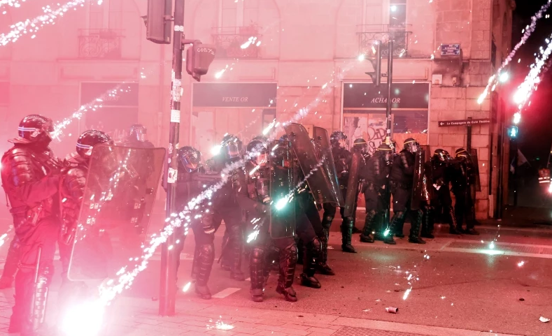 “E enjta e zezë”, qytetarët në Francë paralajmërojnë përshkallëzimin e protestave