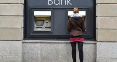 Numri i degëve të bankave ra në nivelin më të ulët prej vitit 2007, por disa do të rinisin zgjerimin