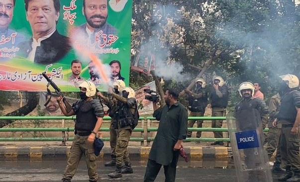 Policia aksion për të arrestuar ish-kryeministrin, shpërthen dhuna në Pakistan