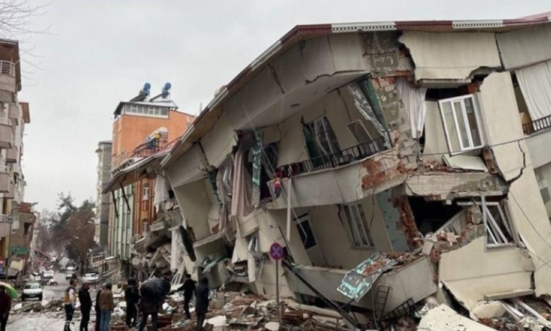 Shembja e ndërtesave për shkak të tërmetit, mbi 300 të arrestuar në Turqi