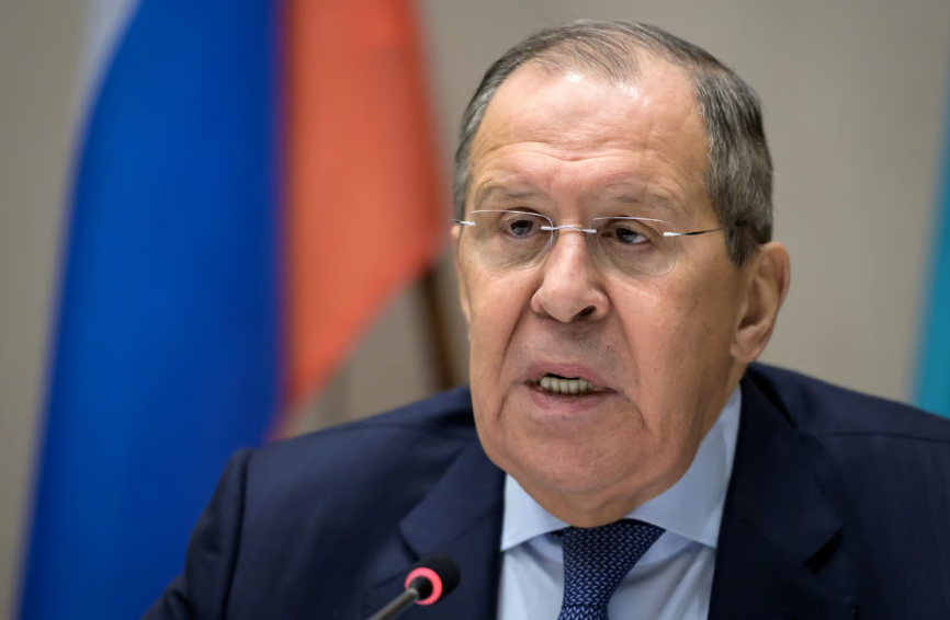 Lavrov: Perëndimi nuk dëshiron që lufta të përfundojë, ka interesa në Ukrainë