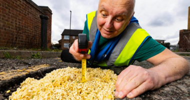 I lodhur nga rrugët e dëmtuara, britaniku mbush gropat me “noodles”