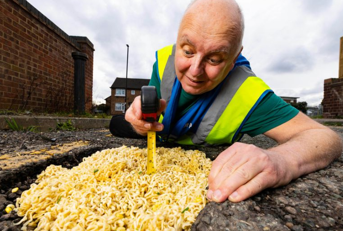 I lodhur nga rrugët e dëmtuara, britaniku mbush gropat me “noodles”