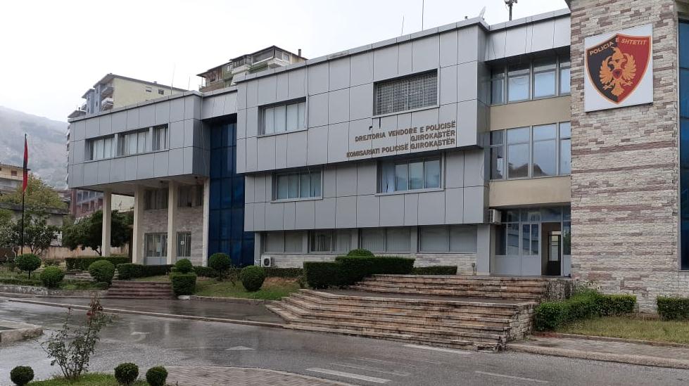 Dhunoi motrën, arrestohet 47-vjeçari në Gjirokastër, procedohet gruaja e tij