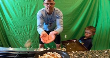 VIDEO/Burri regjistron rekordin botëror Guinness me kapjen e kokoshkave