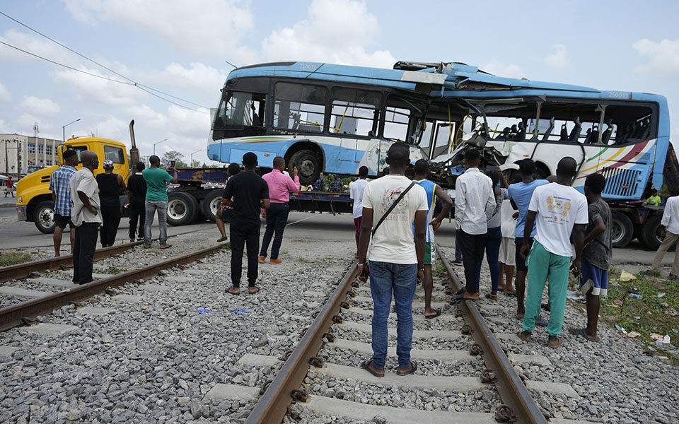 Autobusi në Nigeri përplaset me trenin, 6 të vdekur dhe dhjetëra të plagosur