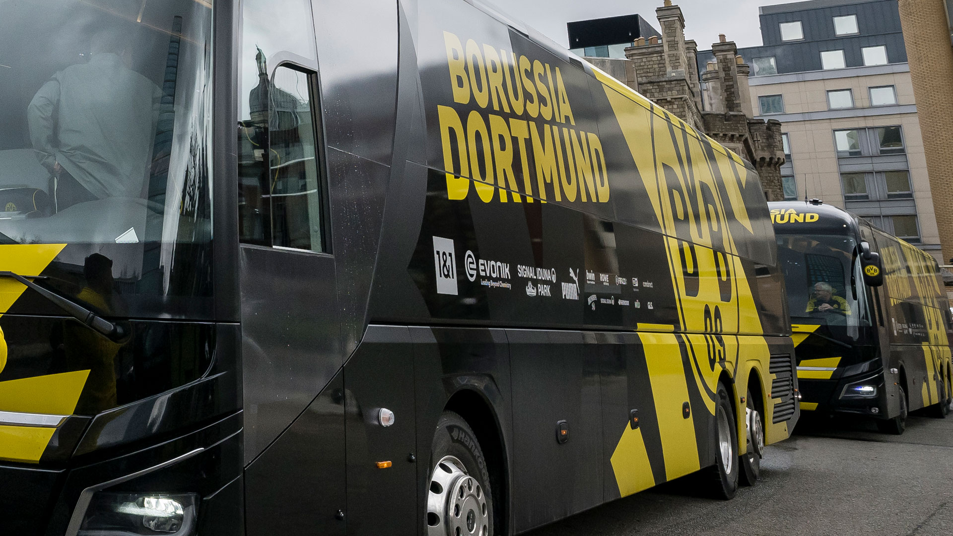 Autobusi i Borussia Dortmund “ngec” në trafik, UEFA shtyn fillimin e përballjes në “Stamford Bridge”