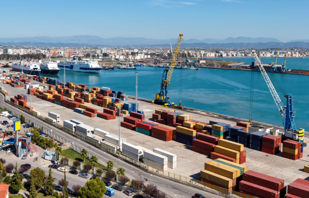 Tentoi të fshihte 39 mijë euro, ndalohet shoferi i një furgoni në portin e Durrësit