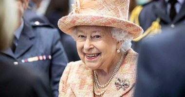 Del video e rrallë tregon e Mbretëreshës së ndjerë Elizabeth duke vendosur buzëkuq