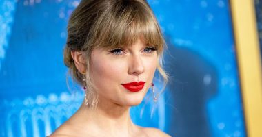 Efekti Taylor Swift, fansat bllokojnë rrugën jashtë restorantit ku ishte këngëtarja