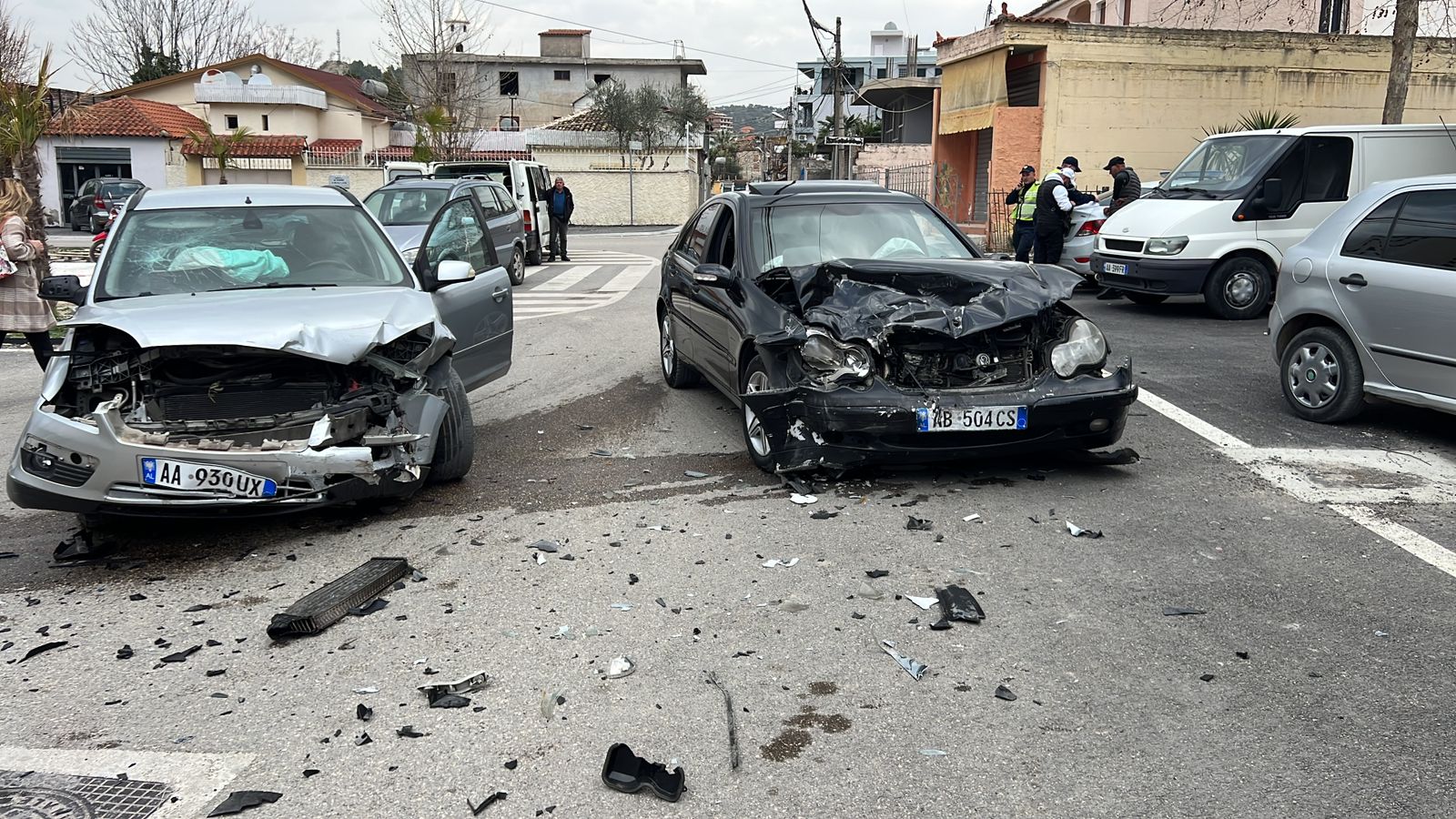 Përplasen dy automjete në Vlorë