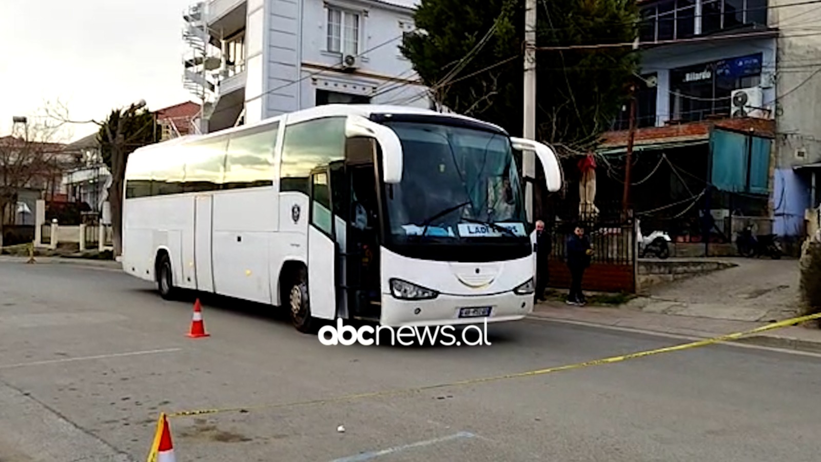 EMRI/ Sherri mes dy shoferëve të autobusëve përfundoi në përdorimin e armës në Belsh, ja kush është autori