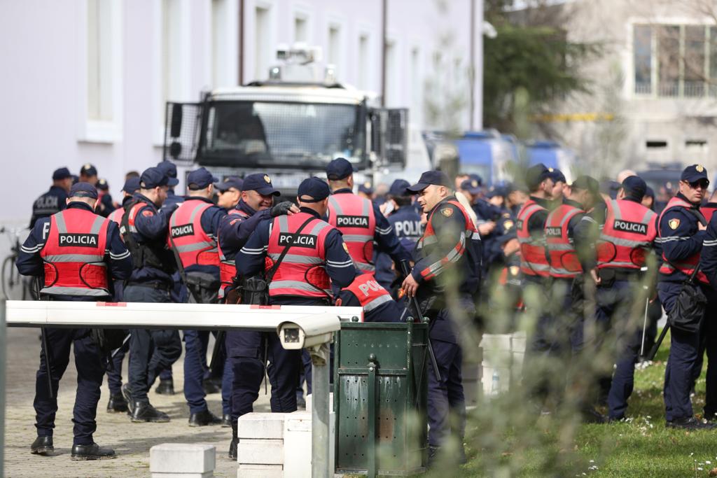 Protesta/ Vendoset kordoni i policisë te kryeministria, mbi 1 mijë efektivë në terren