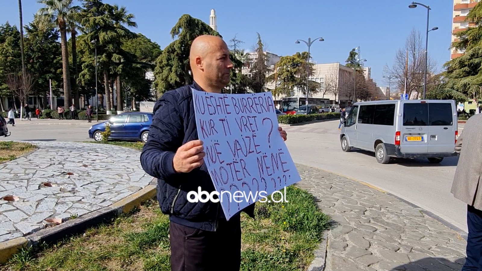 Protestoi i vetëm për tre gratë e vrara, qytetari nga Fieri: Më vjen keq që nuk m’u bashkuan të tjerë