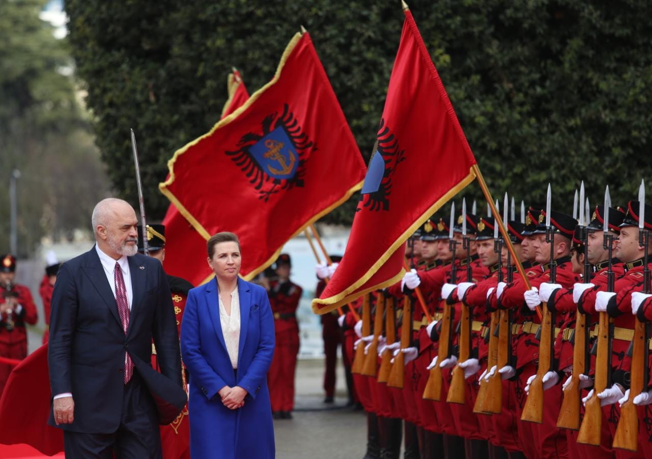 VIDEO/ Rama pret me ceremoni zyrtare Kryeministren e Danimarkës, Mette Frederiksen