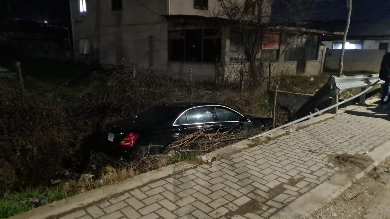 Aksident në Pogradec, “Benz-i” përfundon në lumë