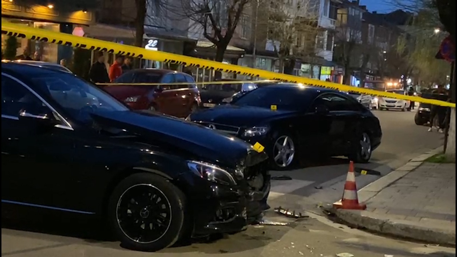 VIDEO/ Përplasen dy “Benz-a” në Dibër, lëndohet këmbësori