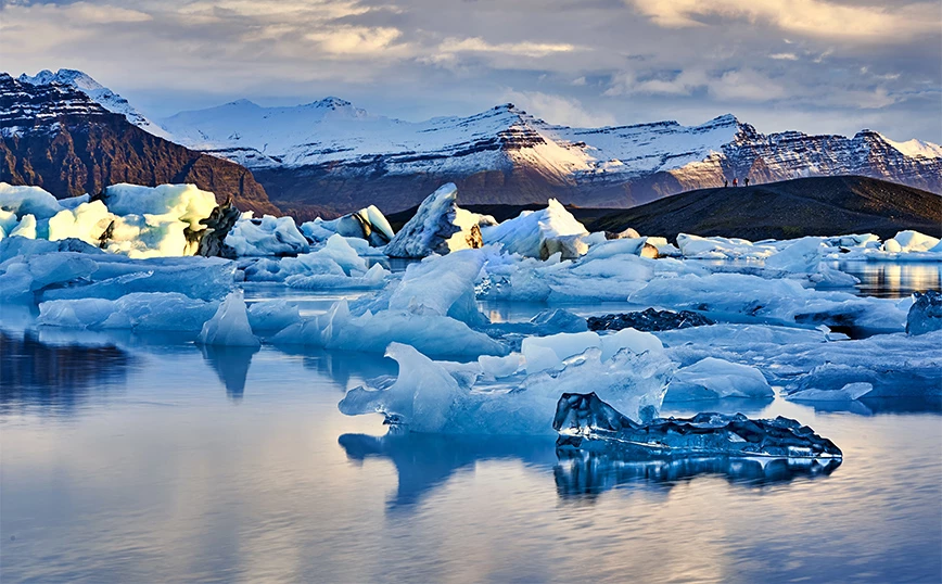 Trashësia e akullit të Arktikut është përgjysmuar për shkak të ndryshimeve klimatike